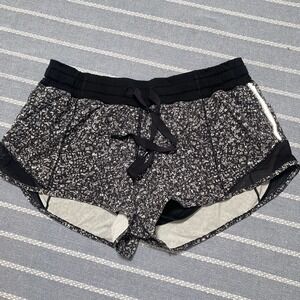 Lululemon Hotty Hot Grey Black Womens Size 4 Shorts Lined 2.5"
